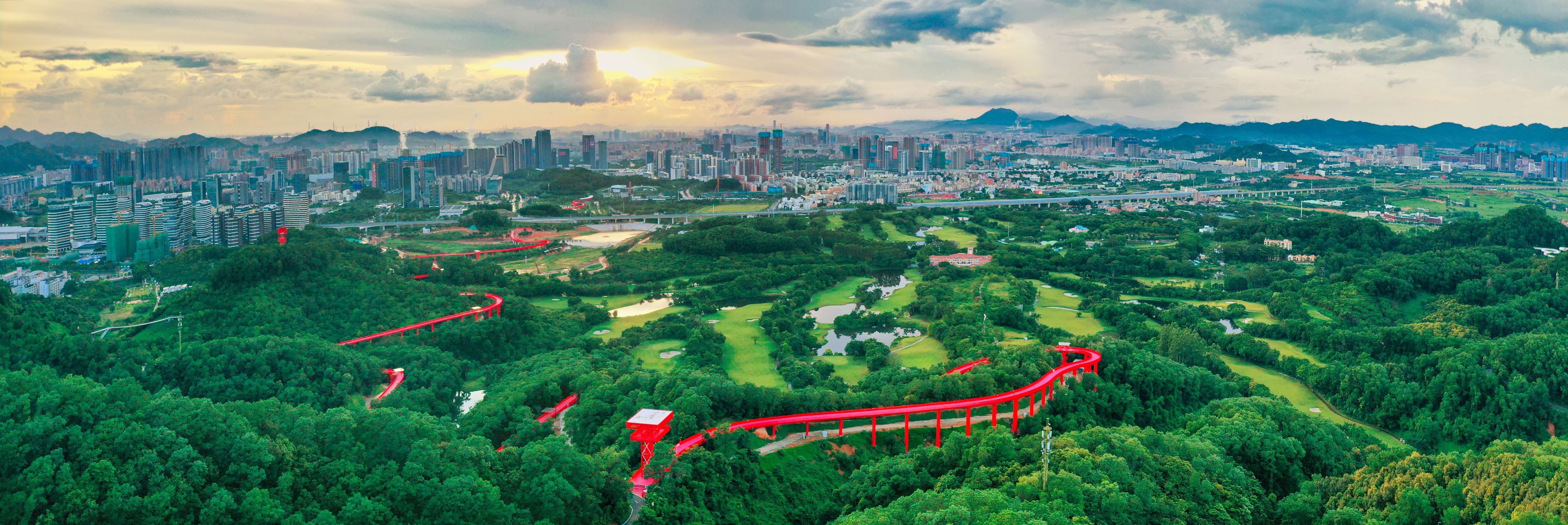 市民游客可在深圳市光明区虹桥公园欣赏初升的太阳