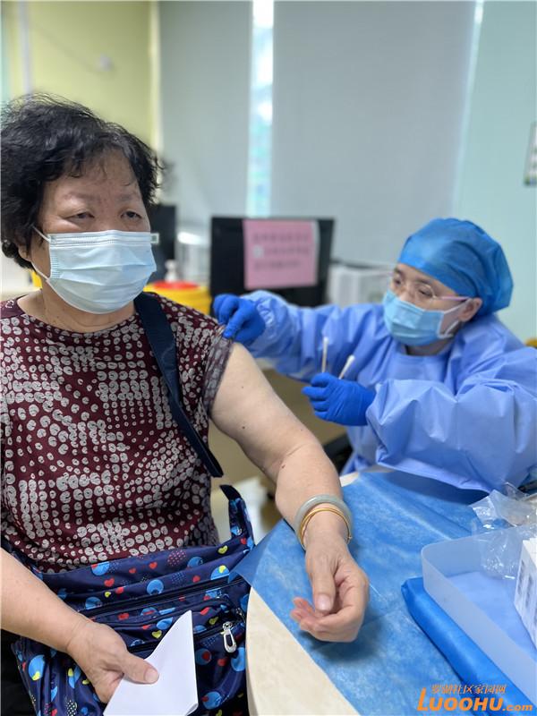 穿梭大街小巷的新晋网红大白一辆招手即停的疫苗接送便民车