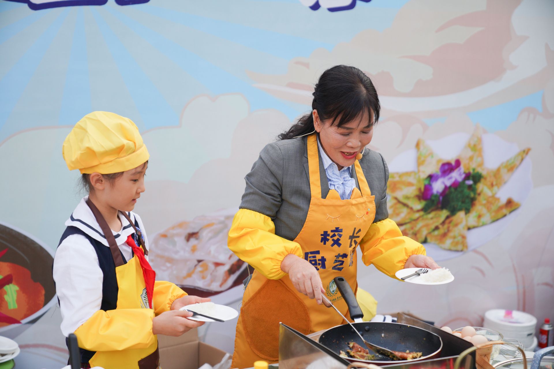 在学校麓美楼四楼天台,龙岗区麓城外国语小学校长邬丽萍,龙华区玉龙